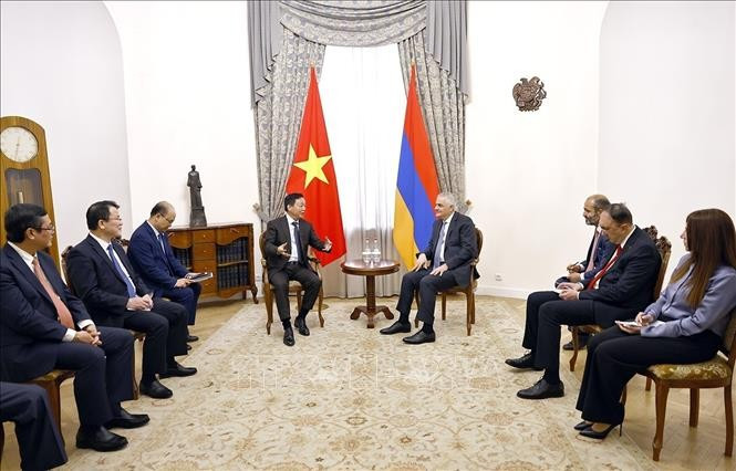 Deputy Prime Minister Tran Hong Ha (L) holds talks with Armenian Deputy Prime Minister Mher Grigoryan (Photo: VNA)