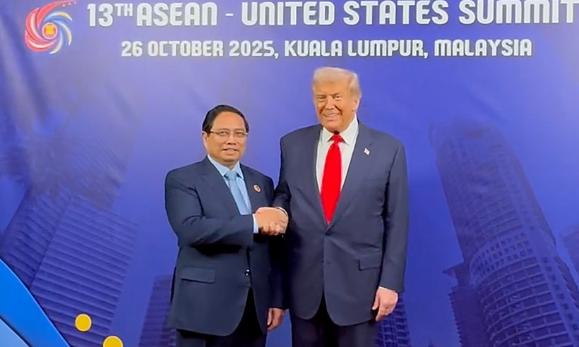 Prime Minister Pham Minh Chinh (left) has a brief meeting with US President Donald Trump (Photo: VNA)