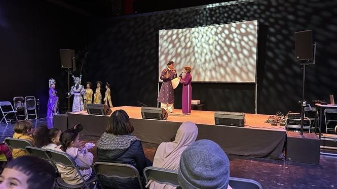 An art performance at the “Festival of Solidarity” held in Cergy (Photo: VNA)