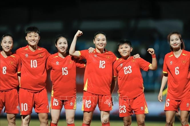 The joy of Vietnamese players as Hai Yen (third from right) scores the opening goal in the 4th minute of the match. (Photo: VNA)