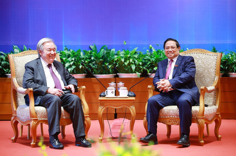 Prime Minister Pham Minh Chinh (R) meets with United Nations Secretary-General Antonio Guterres in Hanoi on October 25. (Photo: VNA)