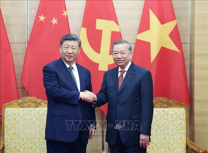 Vietnamese Party General Secretary To Lam (R) receives Party General Secretary and President of China Xi Jinping (Photo: VNA)