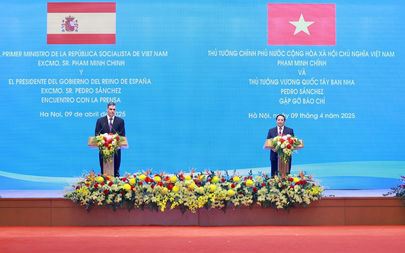 Prime Minister Pham Minh Chinh (R) and his Spanish counterpart Pedro Sánchez co-chair a joint press conference in Hanoi on April 9. (Photo: VNA)