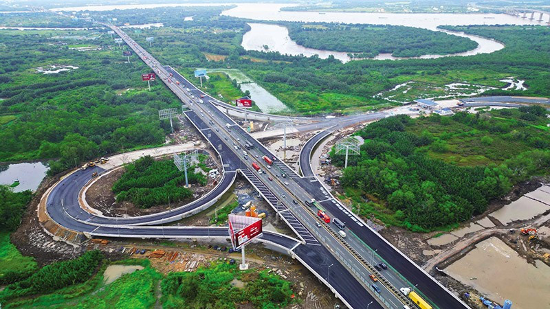 To promote growth and achieve the challenging goal of high growth in 2025, Ho Chi Minh City is focusing on accelerating the disbursement of public investment. (Illustrative image: VNA)