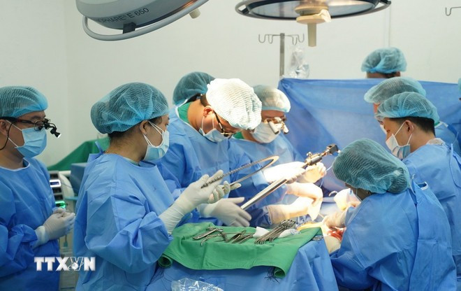 Doctors in Cho Ray Hospital perform a lung transplant. (Illustrative photo: VNA)