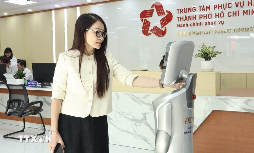 A robot guides citizens to the appropriate service areas based on their administrative needs. (Photo: VNA)