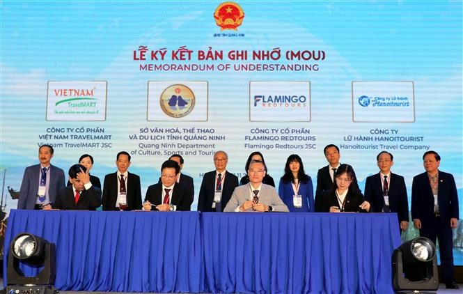 The signing ceremony of the memorandum of understanding on tourism cooperation between Quang Ninh and various enterprises and localities. (Photo: VNA)