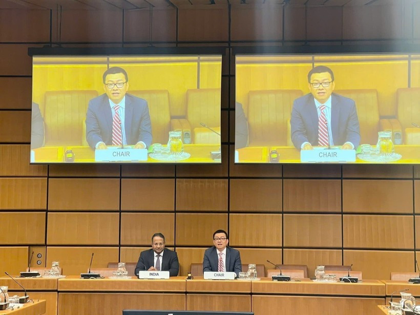Ambassador Vu Le Thai Hoang (R) hands over the Chairmanship of the Asia-Pacific Group (APG) in Vienna to Ambassador Shambhu Kumaran, head of the Indian Mission. (Photo: VNA)
