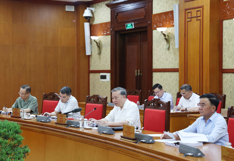 Party General Secretary To Lam (second from right) speaks at the Secretariat meeting (Photo: VNA)