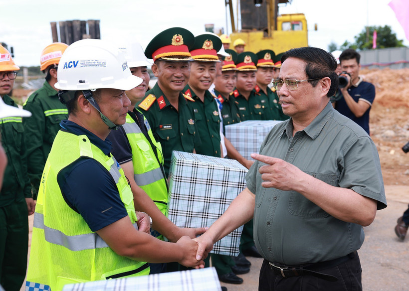 Prime Minister Pham Minh Chinh (R) meets with the units constructing Terminal 2 of Dong Hoi Airport (Photo: VNA)