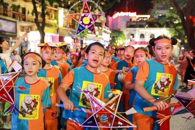 A lantern parade around Hoan Kiem Lake (Photo: VNA) 