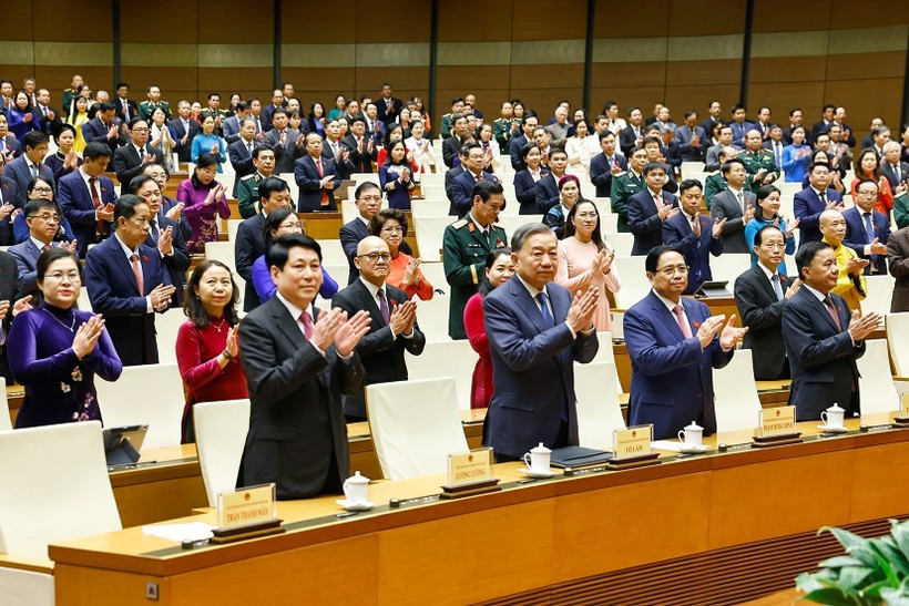 Party General Secretary To Lam (second from left), other high-ranking Party and State leaders, and NA deputies attend the closing session of the 15th NA's 10th session (Photo: VNA)