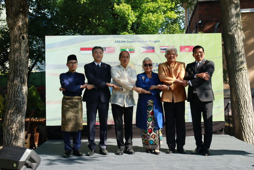 Ambassadors of ASEAN member states pose for a photo at the ceremony. (Photo: VNA)