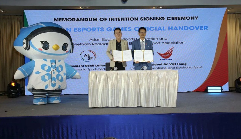 Representatives from the Vietnam Recreational and Electronic Sports Association and the Asian Esports Federation sign the Memorandum of Understanding confirming Vietnam as host of the second Asian Esports Games. (Photo: AESF)