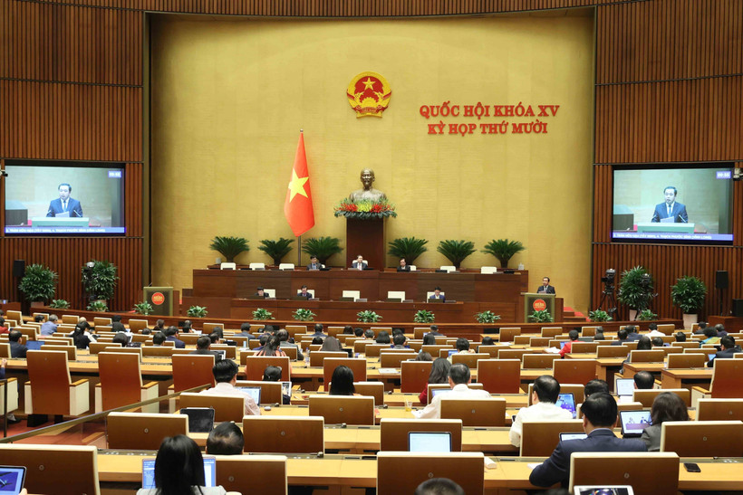 Lawmakers join discussions in the hall during the 15th National Assembly's 10th session (Photo: VNA)