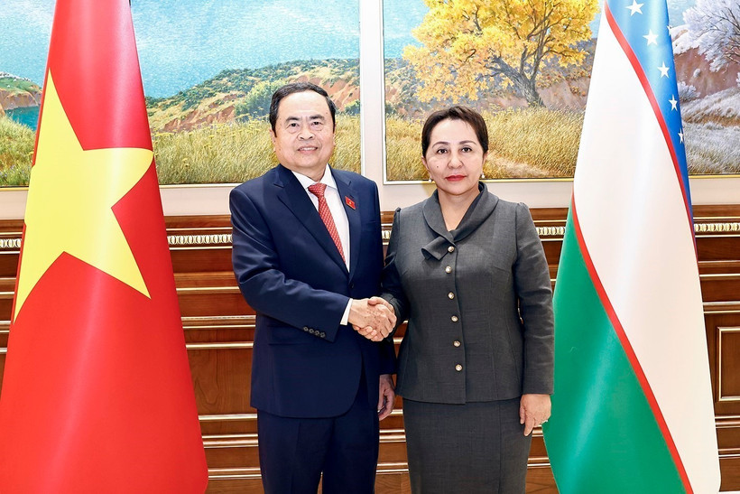 President of the Senate of Uzbekistan Tanzila Narbaeva (R) chairs a welcome ceremony for and holds talks with visiting National Assembly Chairman Tran Thanh Man. (Photo: VNA)