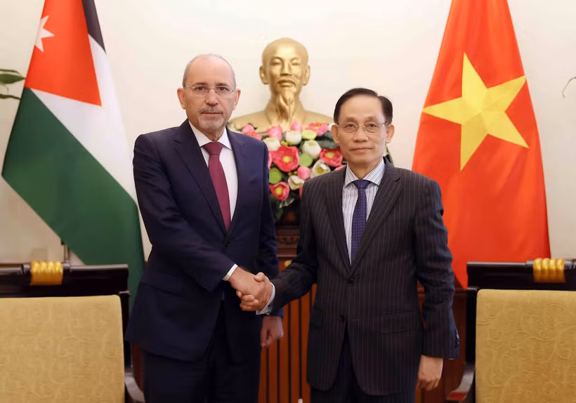 Minister of Foreign Affairs Le Hoai Trung (R) welcomes Jordanian Deputy Prime Minister and Minister of Foreign Affairs and Expatriates Ayman Al Safadi. (Photo: VNA)