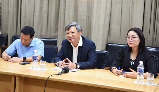 Vietnamese Ambassador to Cuba Le Quang Long (C) speaks at the meeting. (Photo: VNA)