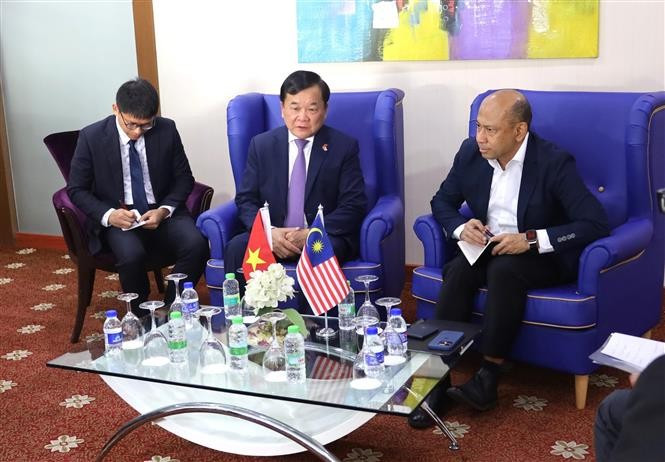 Deputy Minister of Defence Sen. Lieut. Gen. Hoang Xuan Chien (C) meets with Deputy Secretary-General of the Malaysian Ministry of Defence Mohd Yani Bin Daud (R). (Photo: VNA)