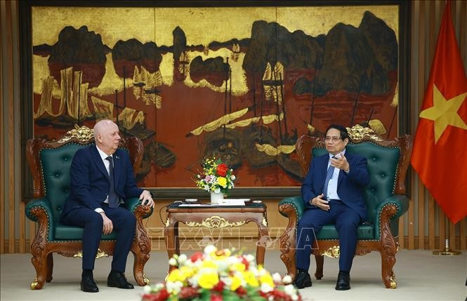 Prime Minister Pham Minh Chinh (R) receives Belarusian Deputy Prime Minister Anatoly Sivak (Photo: VNA)