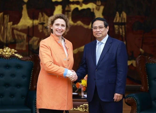 Prime Minister Pham Minh Chinh (R) welcomes Vice-President of the European Investment Bank Nicola Beer (Photo: VNA)