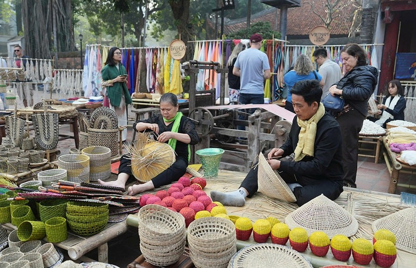 Handicrafts on display at the Temple of Literature (Photo: hanoimoi.com.vn)