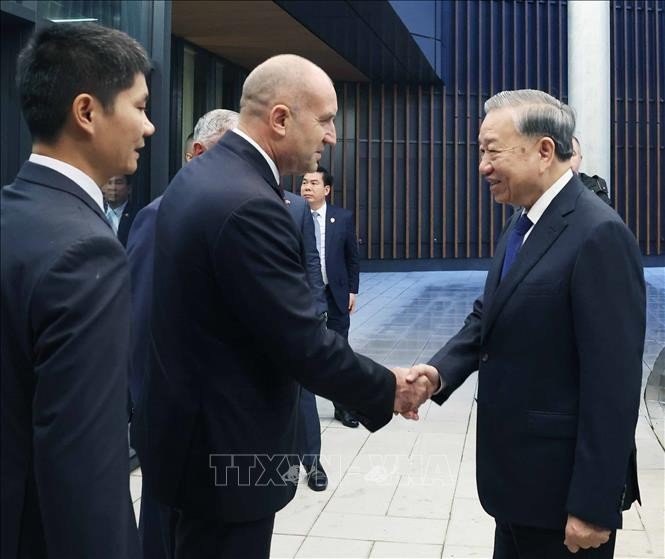 Bulgarian President Rumen Radev welcomes Party General Secretary To Lam during his visit to Samel-90 company. (Photo: VNA) 