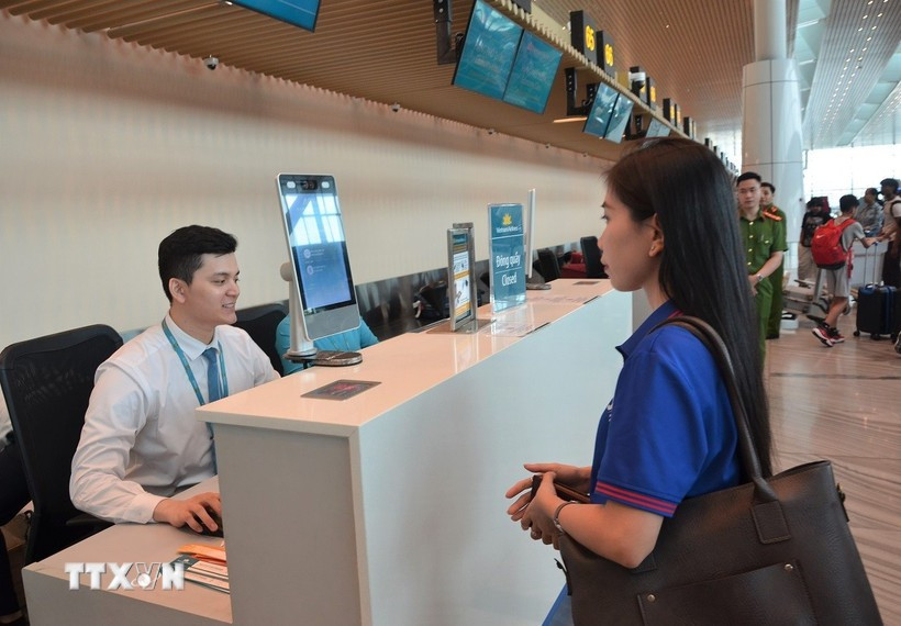 Passengers undergo facial recognition during the check-in process. (Photo: VNA)