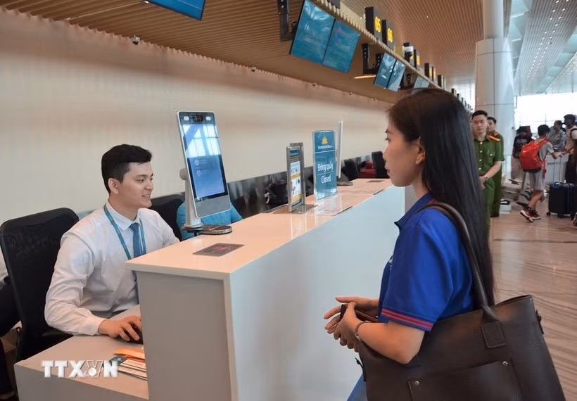 Passengers undergo facial recognition during the check-in process. (Photo: VNA)