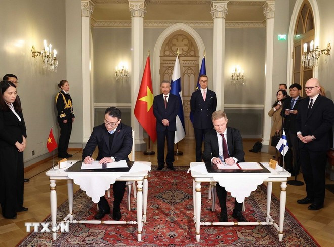 General Secretary of the Communist Party of Vietnam Central Committee To Lam (left, back) and Finnish President Alexander Stubb (right, back) witness the signing of Memoranda of Understanding on bilateral cooperation. (Photo: VNA)