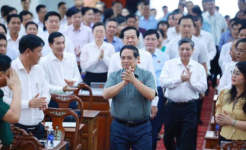 Prime Minister Pham Minh Chinh (C) meets with Can Tho voters (Photo: VNA)