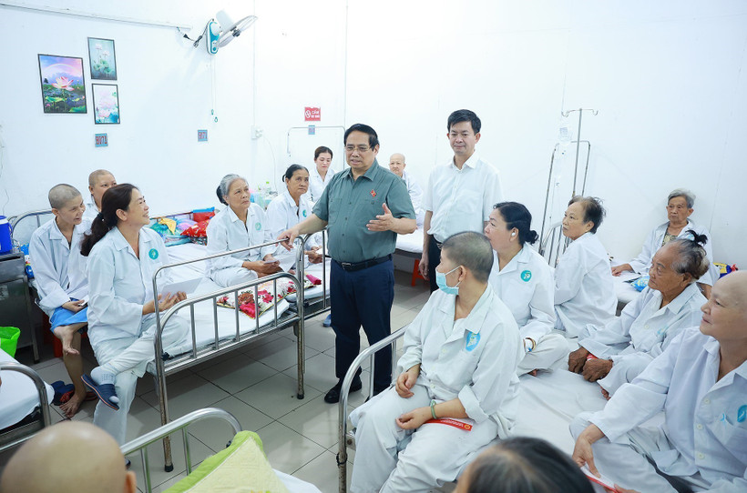 Prime Minister Pham Minh Chinh visits patients being treated at Can Tho Oncology Hospital (Photo: VNA0