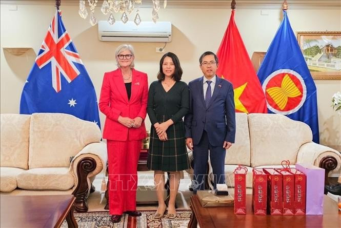 Vietnamese Ambassador to Australia Pham Hung Tam (R) and his spouse meet with Australian Governor-General Sam Mostyn. (Photo: VNA)