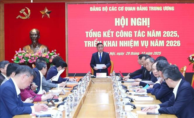 Politburo member and standing member of the Party Central Committee’s Secretariat Tran Cam Tu speaks at the meeting of the Party Organisation of the Central Party Agencies (Photo: VNA)