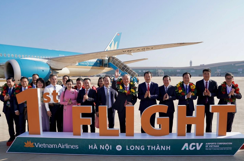 Vietnam Airlines's first passenger flight to Long Thanh carries Deputy Prime Minister Nguyen Hoa Binh (sixth from right) and nearly 100 passengers (Photo: VNA)