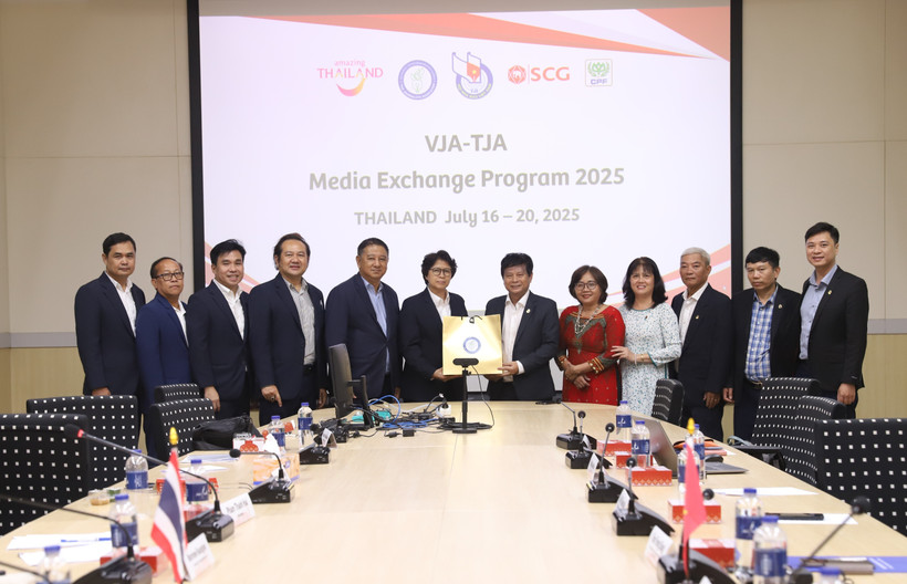 Representatives from the Vietnam Journalists Association and Thai Journalists Association pose for a photo. (Photo: VNA)