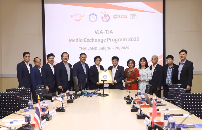Representatives from the Vietnam Journalists Association and Thai Journalists Association pose for a photo. (Photo: VNA)