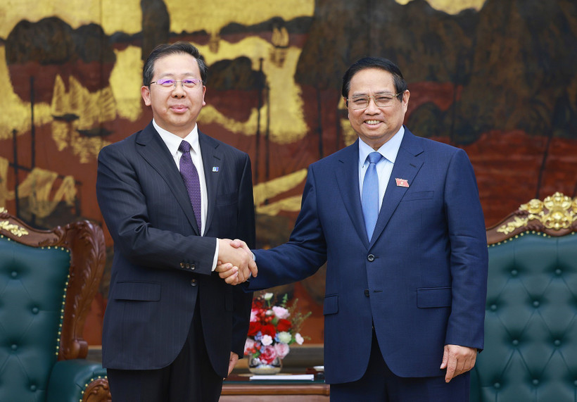 Prime Minister Pham Minh Chinh (R) receives Peng Gangping, Chairman of China Huadian Engineering Co., Ltd. (Photo: VNA)