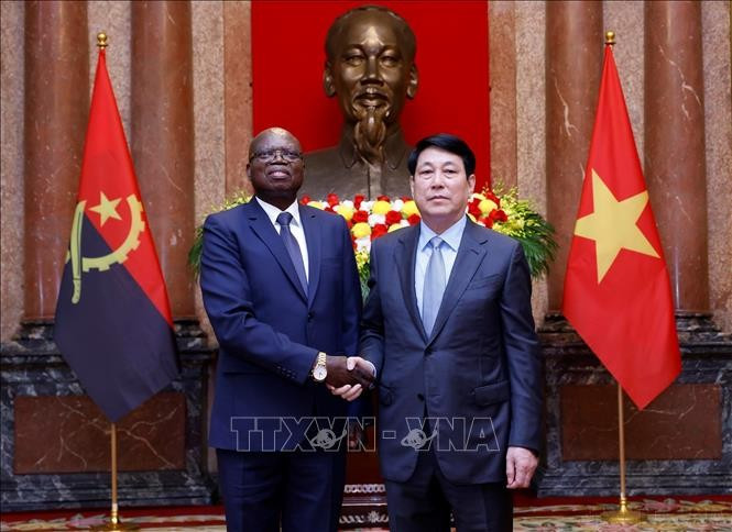 State President Luong Cuong (R) receives Angolan Ambassador Fernando Miguel on April 24, 2025. (Photo: VNA) 