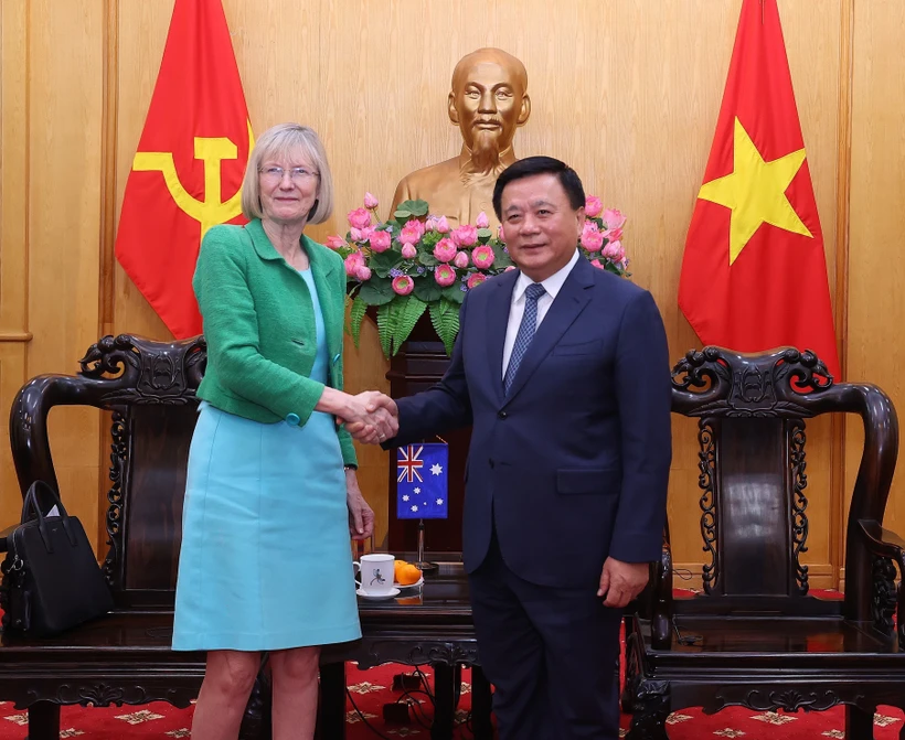 Prof. Dr. Nguyen Xuan Thang, (right) Politburo member, President of the Ho Chi Minh National Academy of Politics, and Chairman of the Central Theory Council, receives Australian Ambassador to Vietnam Gillian Bird on June 10. (Photo: VNA)