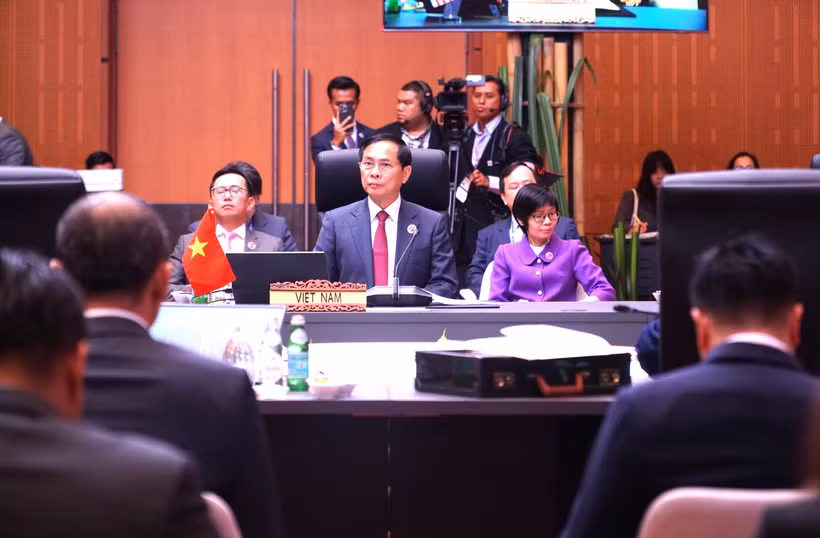 Deputy Prime Minister and Minister of Foreign Affairs Bui Thanh Son (C) attends the plenary session of the 58th ASEAN Foreign Ministers' Meeting. (Photo: VNA)