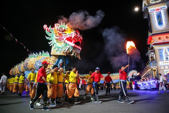 A dragon dance at “Hoi Yen Dieu Tri Cung” on October 6 evening (Photo: VNA)