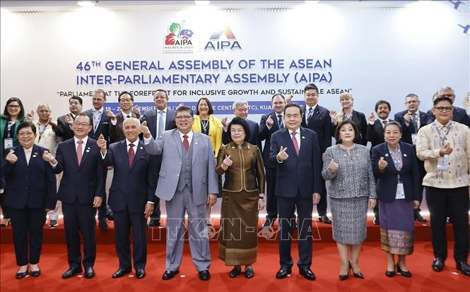 National Assembly Chairman Tran Thanh Man (fourth from right, first row) and other delegates pose for a photo (Photo: VNA)