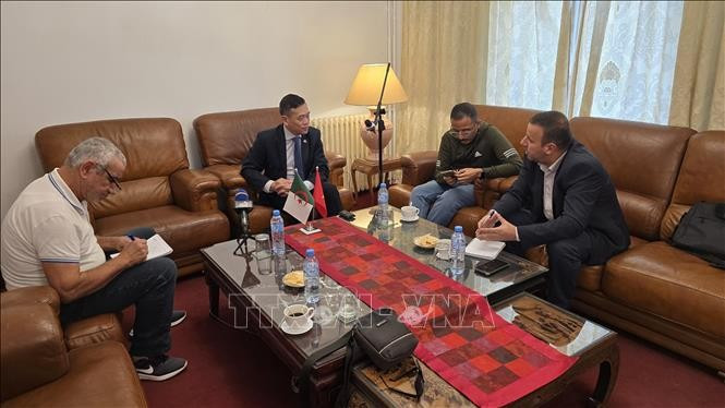 Vietnamese Ambassador to Algeria Tran Quoc Khanh (second from left) talks to reporters from the Algeria Press Service (APS), El Moudjahid newspaper, and Essalam TV (Photo: VNA)