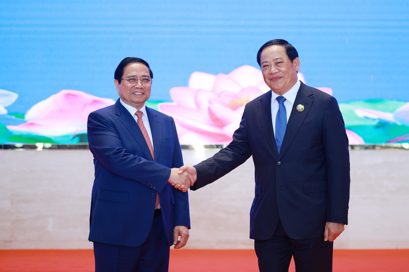 Lao Prime Minister Sonexay Siphandone (R) and Vietnamese Prime Minister Pham Minh Chinh at the 48th meeting of the Vietnam–Laos Intergovernmental Committee on Bilateral Cooperation on December 3. (Photo: VNA)