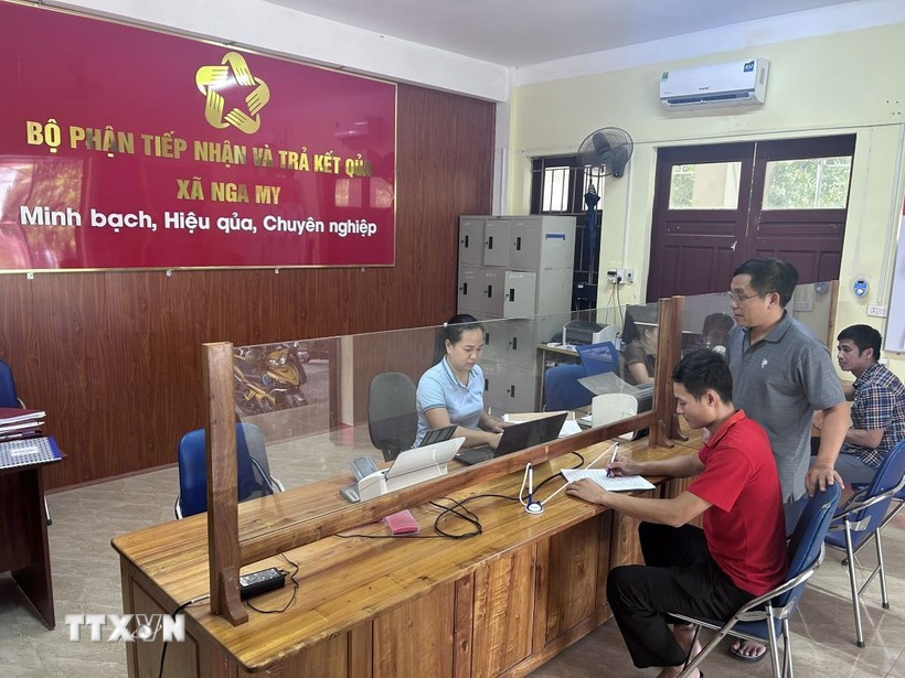People come to handle administrative and civil status procedures at the Nga My commune Public Administrative Service Centre, Nghe An province. (Photo: VNA) 