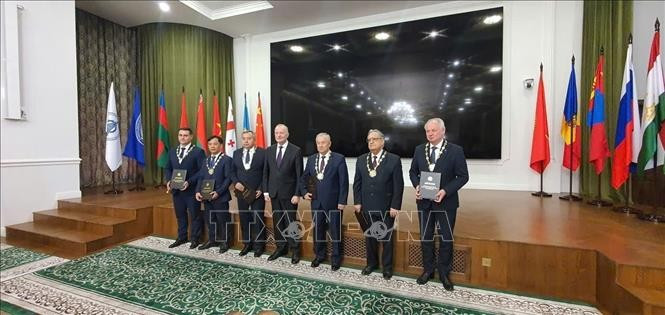 Professor and Academician Le Truong Giang (second from left) receives the Academician title from the International Association of Academies of Sciences on September 18. (Photo: VNA)