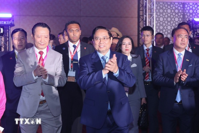 Prime Minister Pham Minh Chinh (C) attends a high-level dialogue of the ASEAN Business and Investment Summit (ABIS) 2025 (Photo: VNA)