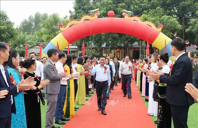 Politburo member and permanent member of the Party Central Committee’s Secretariat Tran Cam Tu (C) attends the great national unity festival in Thac Ba commune. (Photo: VNA)
