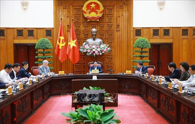 Prime Minister Pham Minh Chinh chairs a meeting between standing cabinet members and leaders of ministries, sectors and agencies on April 3. (Photo: VNA)